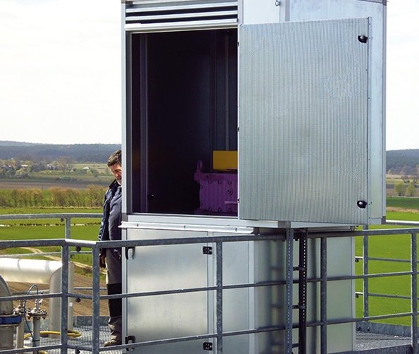 Monteur in luftiger Höhe